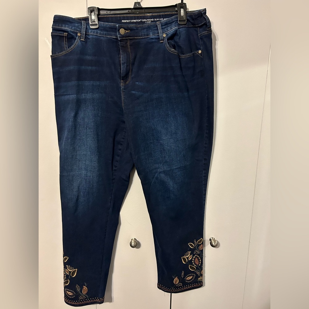 Chico’s perfect stretch girlfriend slim leg ankle. Size 3 embroidered leg